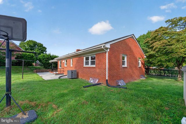 801 HAPPY CREEK RD, Front Royal, VA 22630