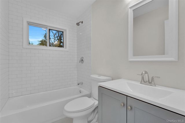 21 Piper Lane, Levittown, NY 11756