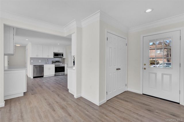 21 Piper Lane, Levittown, NY 11756