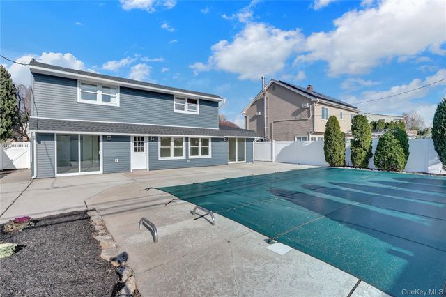 21 Piper Lane, Levittown, NY 11756