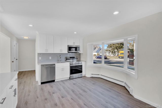 21 Piper Lane, Levittown, NY 11756