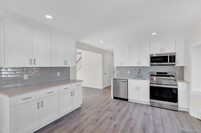 21 Piper Lane, Levittown, NY 11756