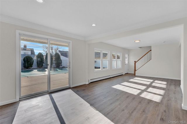 21 Piper Lane, Levittown, NY 11756