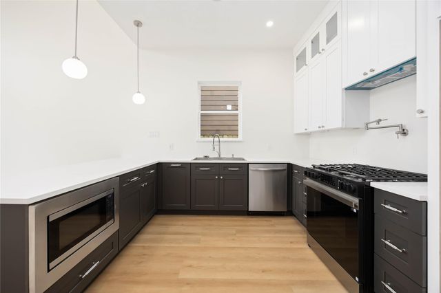 422 E 41 Street A, Houston, TX 77022