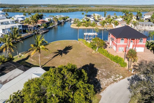 271 Randy LN, Fort Myers Beach, FL 33931