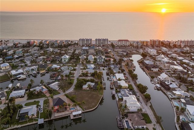 271 Randy LN, Fort Myers Beach, FL 33931