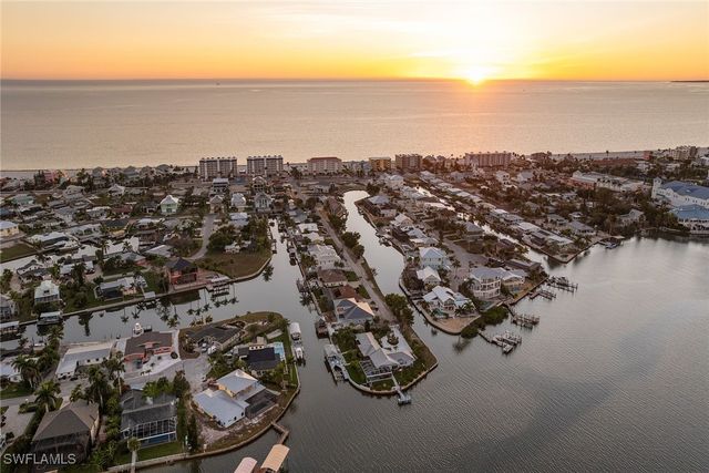 271 Randy LN, Fort Myers Beach, FL 33931