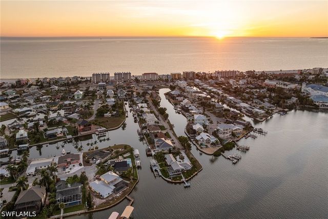 271 Randy LN, Fort Myers Beach, FL 33931