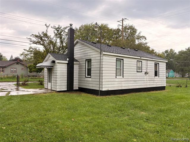2254 E Bergin Avenue, Burton, MI 48529