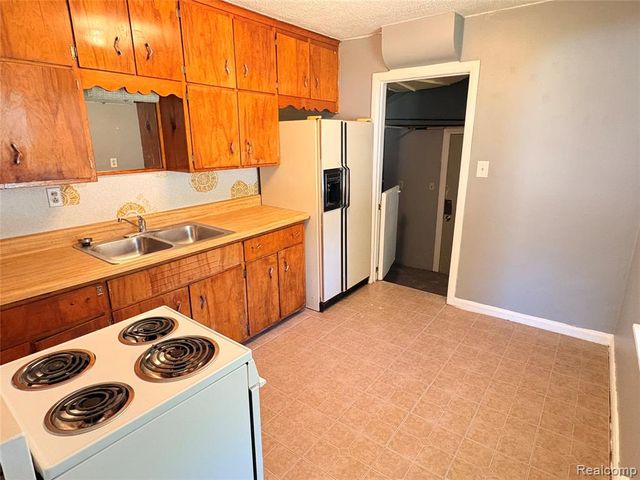 2254 E Bergin Avenue, Burton, MI 48529
