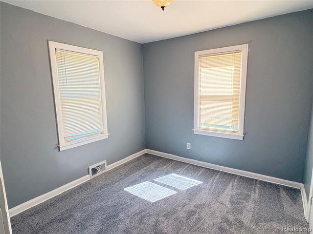 2254 E Bergin Avenue, Burton, MI 48529
