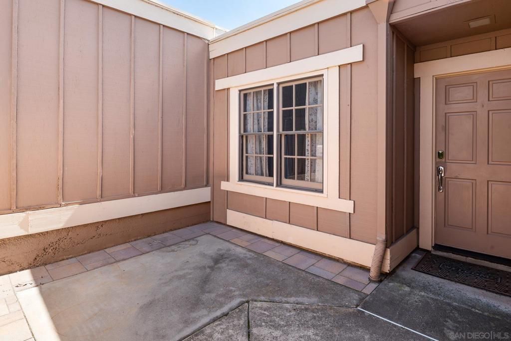 Image 5 of property listing at 8647 Circle R Valley Ln, Escondido, CA 92026