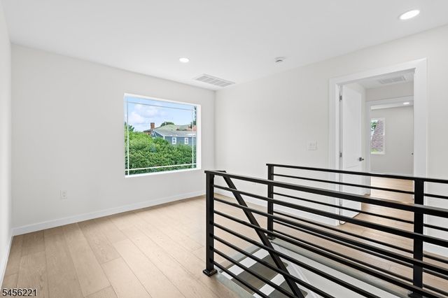 2 Kenneth Ave, Fair Lawn Boro, NJ 07410