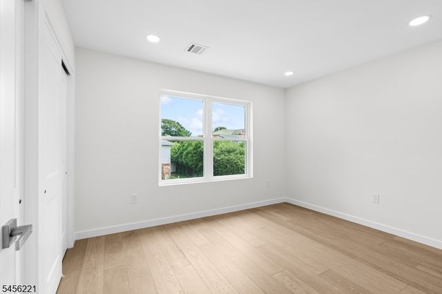 2 Kenneth Ave, Fair Lawn Boro, NJ 07410