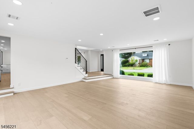2 Kenneth Ave, Fair Lawn Boro, NJ 07410