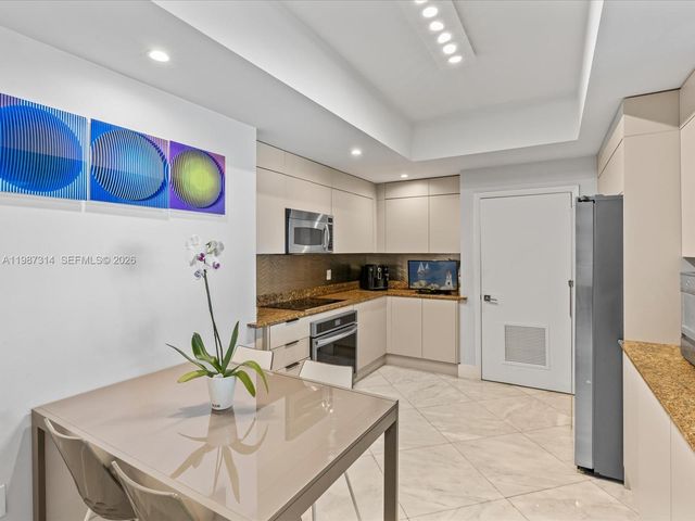 3330 NE 190th Street 1715, Aventura, FL 33180