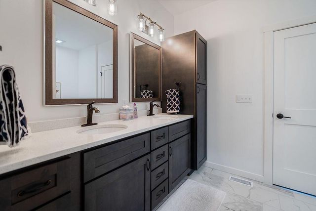 W4936 Battlestone Station ROAD, La Crosse, WI 54601