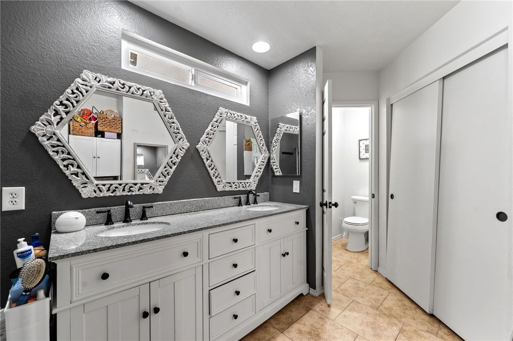 Image 11 of property listing at 11466 Blackstone Court, Fontana, CA 92337