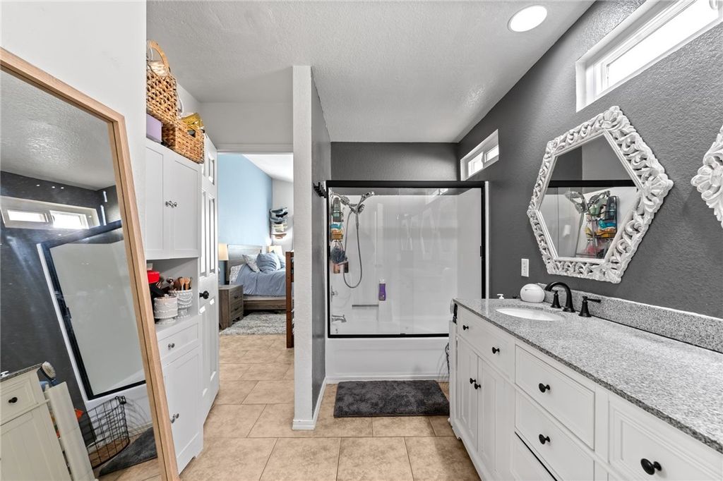 Image 12 of property listing at 11466 Blackstone Court, Fontana, CA 92337