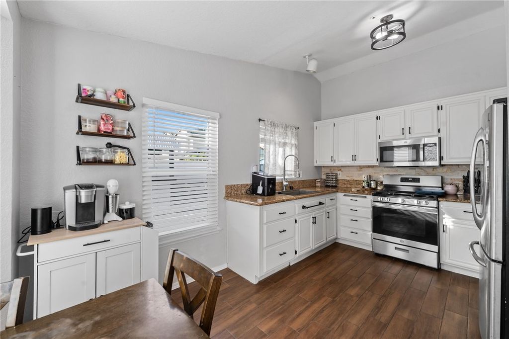 Image 7 of property listing at 11466 Blackstone Court, Fontana, CA 92337