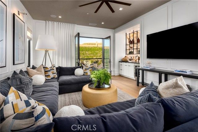 557 PENINSULA, Irvine, CA 92602