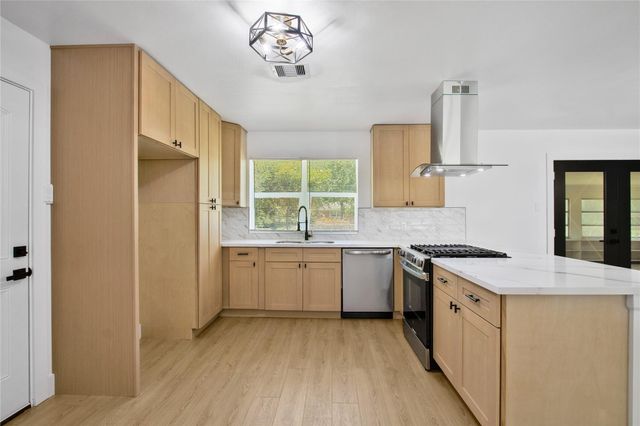 1405 W Crockett Street, La Marque, TX 77568