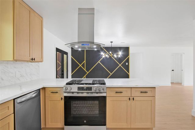 1405 W Crockett Street, La Marque, TX 77568