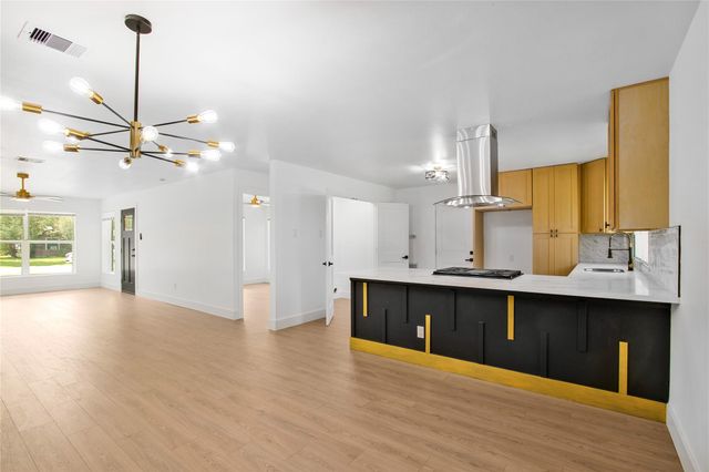 1405 W Crockett Street, La Marque, TX 77568