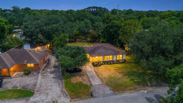 1405 W Crockett Street, La Marque, TX 77568