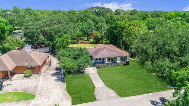 1405 W Crockett Street, La Marque, TX 77568