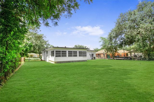 1405 W Crockett Street, La Marque, TX 77568