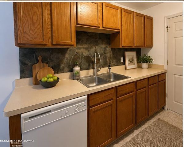 28165 Raleigh Crescent Drive, Chesterfield Twp, MI 48051