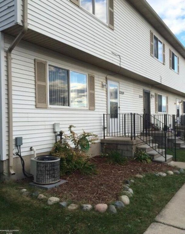 28165 Raleigh Crescent Drive, Chesterfield Twp, MI 48051