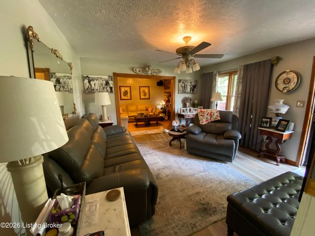 9512 Shoshone Way, Louisville, KY 40258