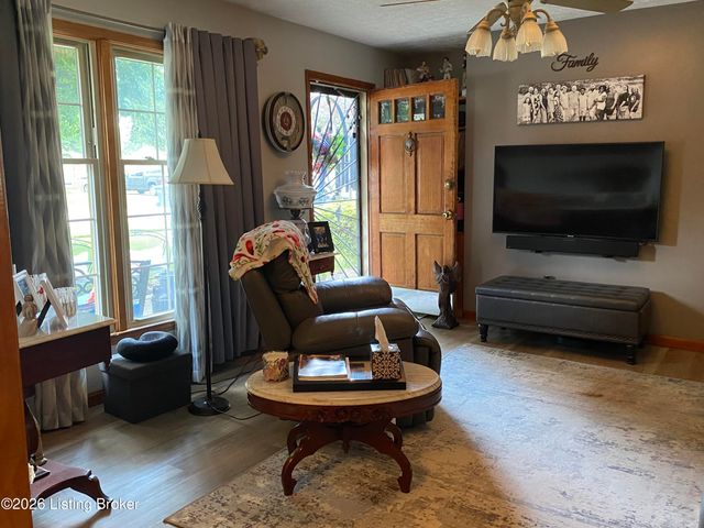 9512 Shoshone Way, Louisville, KY 40258