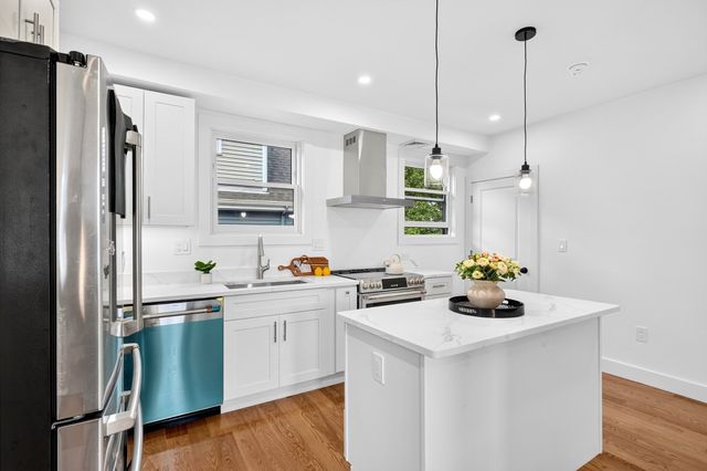 44 Walden St 44, Cambridge, MA 02140