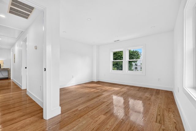 44 Walden St 44, Cambridge, MA 02140