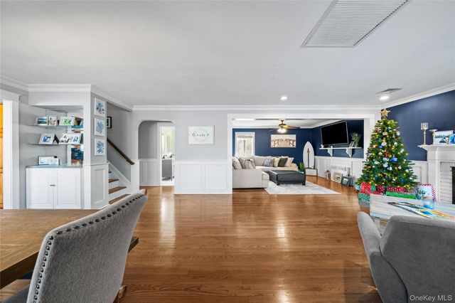 60 Pickwick Lane, North Babylon, NY 11703