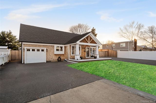 60 Pickwick Lane, North Babylon, NY 11703