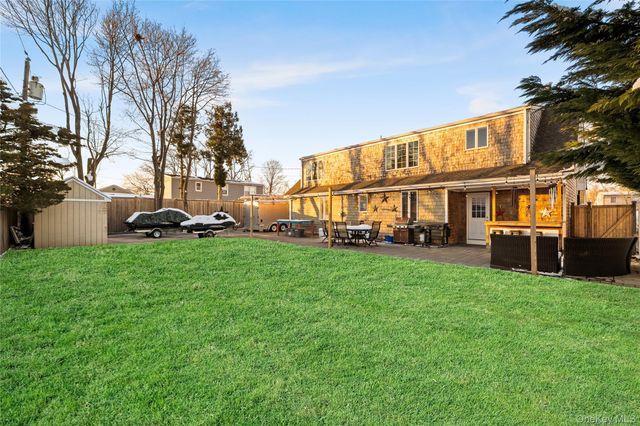 60 Pickwick Lane, North Babylon, NY 11703