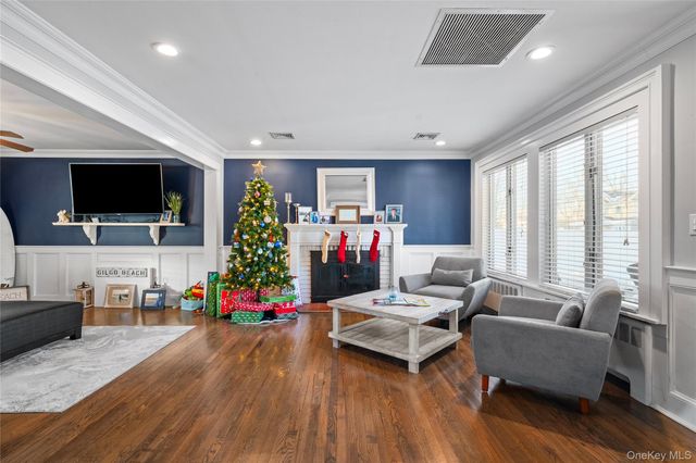 60 Pickwick Lane, North Babylon, NY 11703