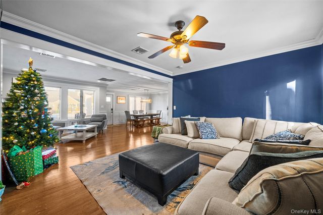 60 Pickwick Lane, North Babylon, NY 11703