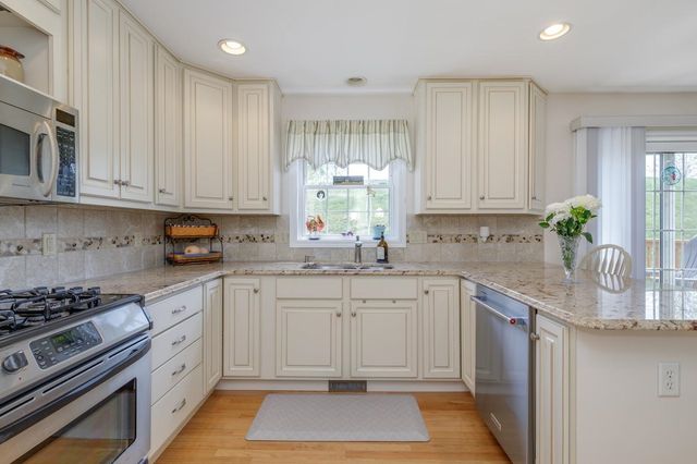 3 South Parrish Drive, Londonderry, NH 03053