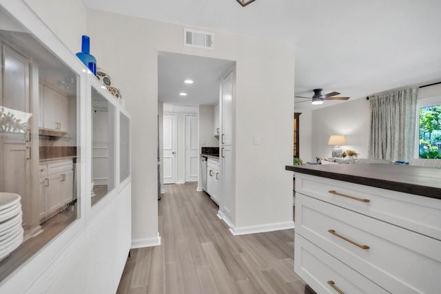2410 Larkspur Ln #243, Sacramento, CA 95825