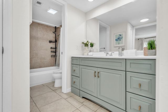 2410 Larkspur Ln #243, Sacramento, CA 95825