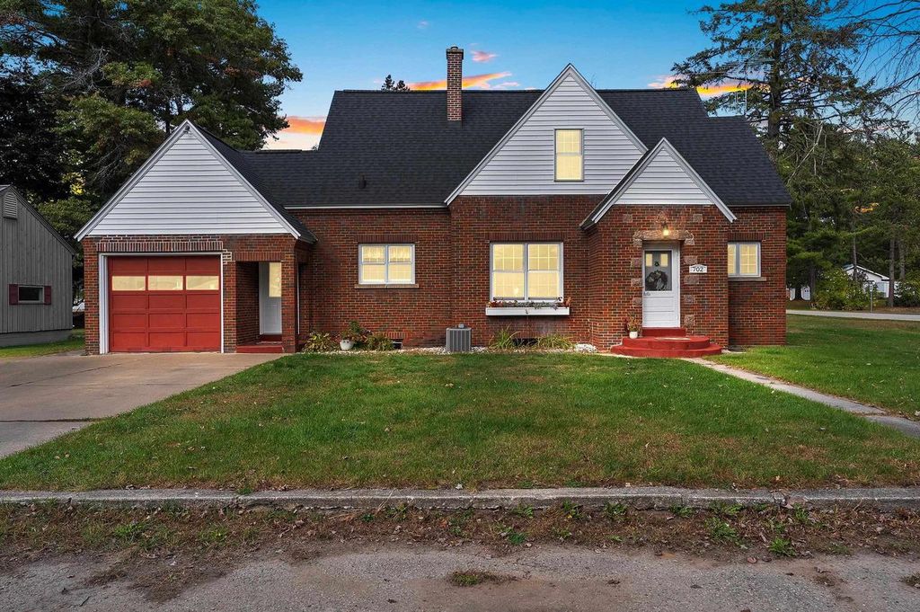 702 MIRA AVENUE, Crivitz, WI 54114