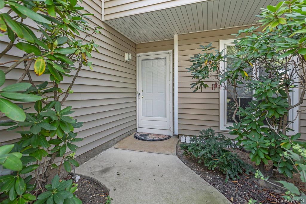 14 Kristin Lane, Hauppauge, NY 11788 — photo 2