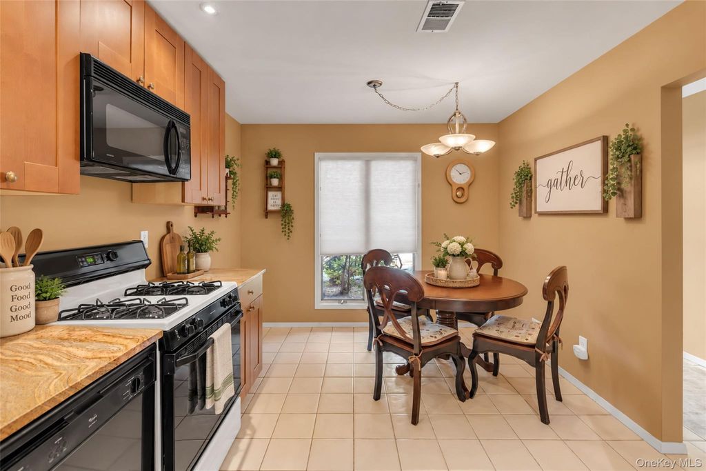 14 Kristin Lane, Hauppauge, NY 11788 — photo 3