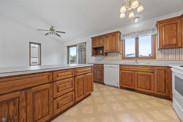 612 Fairway Drive, Casselton, ND 58012