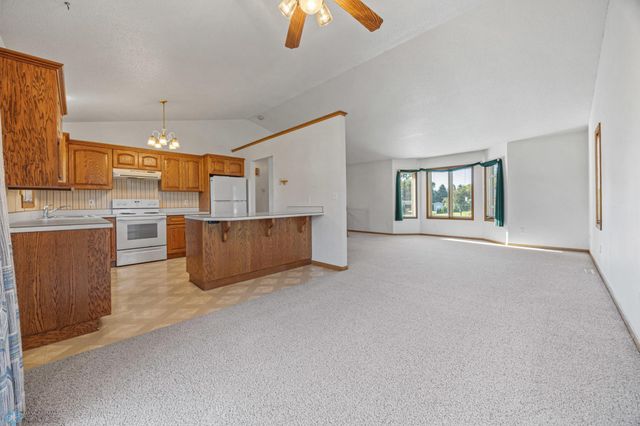 612 Fairway Drive, Casselton, ND 58012